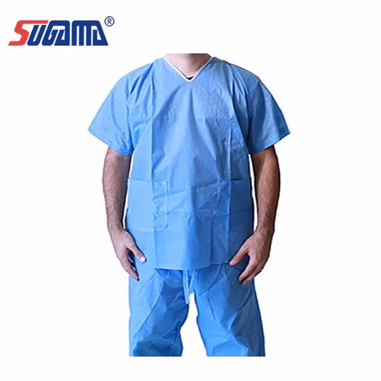 Conjunto de traje médico desechable de diferentes colores, pantalones y blusas en un conjunto